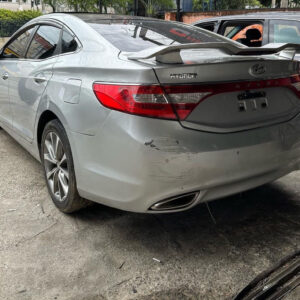 Tampa trazeira e lanterna esquerda do azera